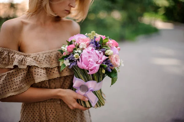 Mujer Rubia Vestido Beige Sosteniendo Tierno Ramo Rosa Rosas Peonías — Foto de Stock