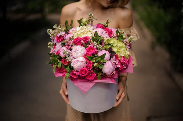 Mulher Segurando Uma Grande Caixa Cheia Monte Belas Rosas Peônias — Fotografia de Stock