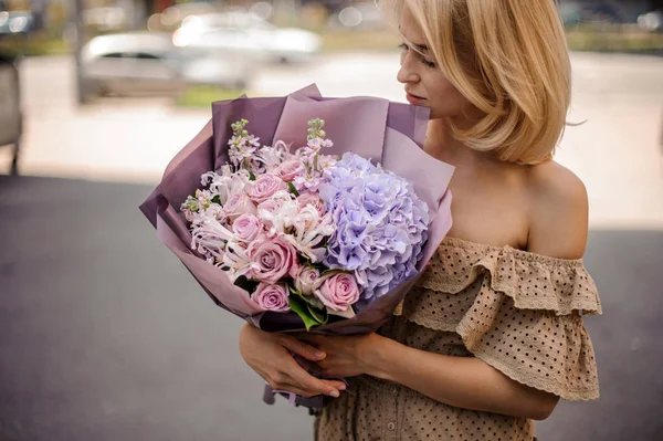 Mujer Joven Rubia Vestido Beige Sosteniendo Romántico Ramo Flores Tonos — Foto de Stock