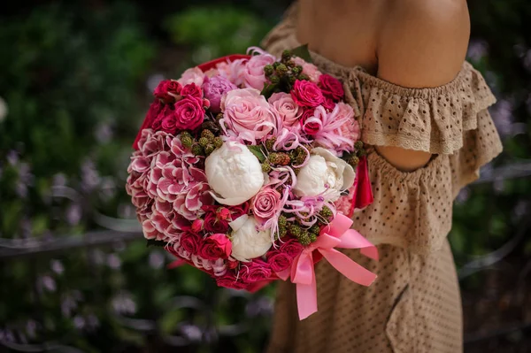 Vrouw Beige Jurk Een Romantisch Boeket Van Rozen Pioenrozen Houden — Stockfoto