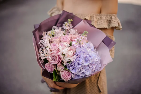 Frau Beigefarbenen Kleid Mit Einem Romantischen Blumenstrauß Zarten Lila Tönen — Stockfoto