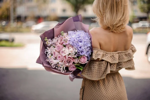 Baksidan Vacker Blond Ung Kvinna Beige Klänning Håller Romantisk Bukett — Stockfoto