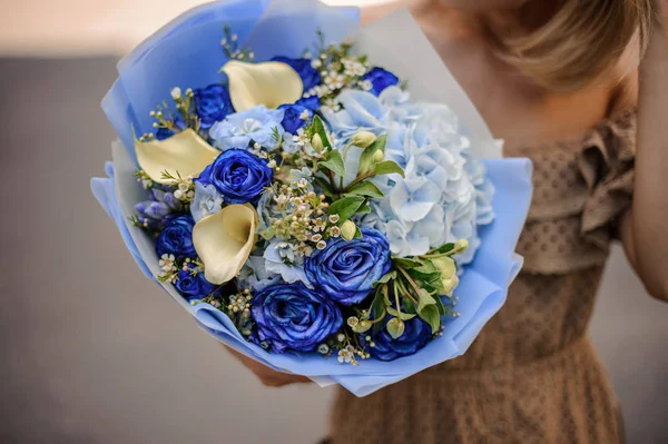 Mujer Vestido Beige Sosteniendo Romántico Ramo Flores Tonos Azules Tiernos — Foto de Stock