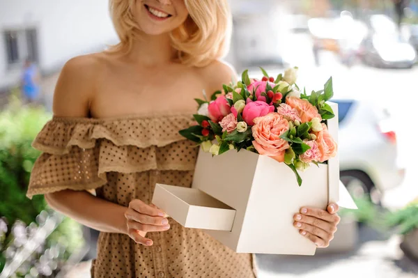 Mujer Sonriente Vestido Beige Sosteniendo Una Caja Blanca Cuadrada Llena — Foto de Stock