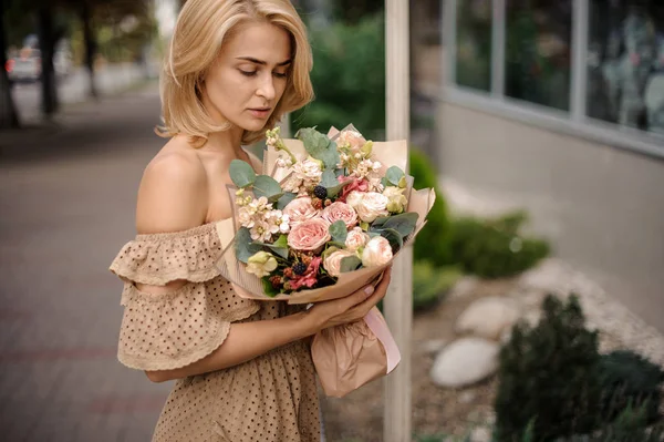 Femme Blonde Romantique Robe Tenant Bouquet Fleurs Beige Enveloppé Dans — Photo