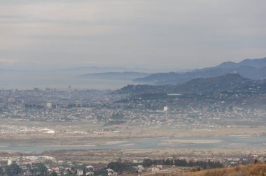 Sonbahar Gürcü peyzaj dağlar arka plan üzerinde küçük Batum şehrin
