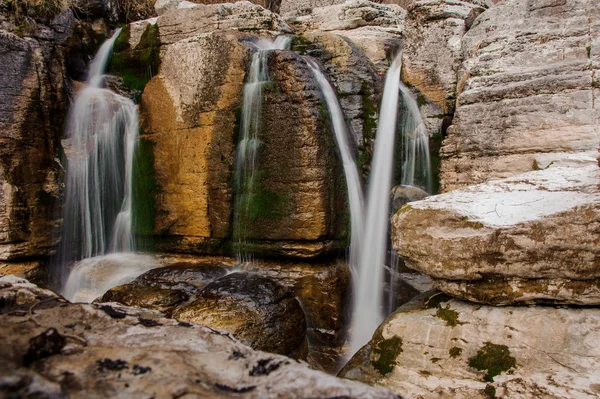 Várias cachoeiras descendo a rocha alta no desfiladeiro de Martvili — Fotografia de Stock