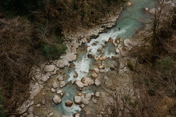 Vista superior del río bosque azul que fluye entre las rocas en el cañón de Martvili —  Fotos de Stock