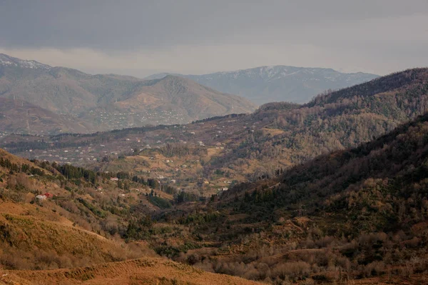 Georgiska höstlandskap av landsbygdens del av Batumi stad i bergen i orange färger — Stockfoto