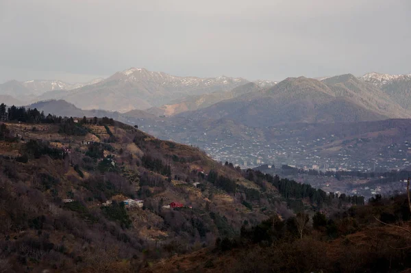 Herfst Georgische landschap van landelijk deel van Batoemi stad in Bergen — Stockfoto