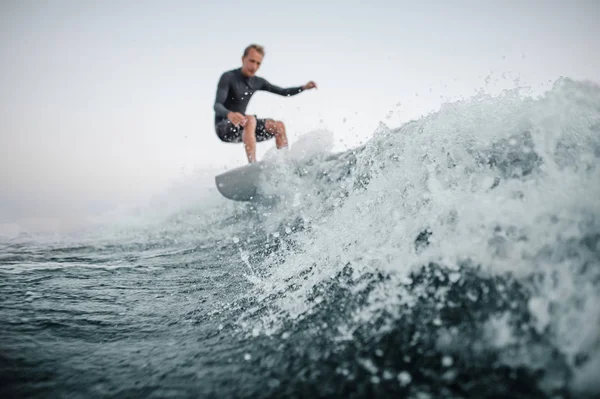 Desenfocado Wakesurfer Sobre Fondo Cabalgando Por Ola Azul Foco Primer —  Fotos de Stock