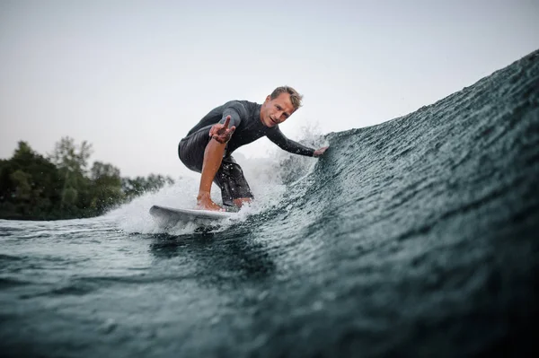 Jovem Wakeboarder Maiô Descendo Tocando Onda Azul Primeiro Plano Contra — Fotografia de Stock