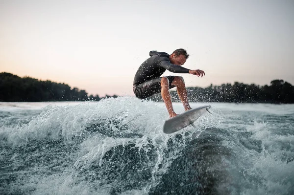 Profi Wakeboarder Badeanzug Springt Auf Der Blau Plätschernden Welle Vor — Stockfoto