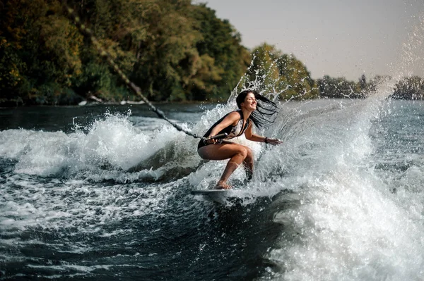 Szexi Mosolygós Barna Wakesurfing Deszkán Kék Víz Napsütéses Napon — Stock Fotó