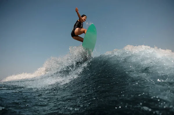 Sexy Mujer Morena Saltando Wakeboard Ola Azul Alta Con Salpicaduras —  Fotos de Stock