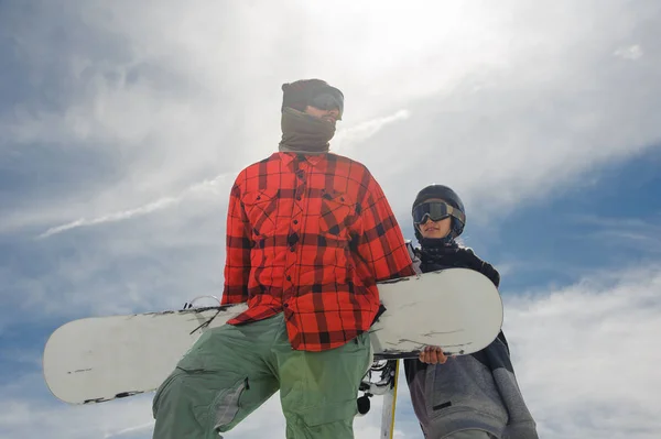 Fickó Lány Meleg Ruhát Szemüveg Állni Snowboard Kezükben Kék Ellen — Stock Fotó