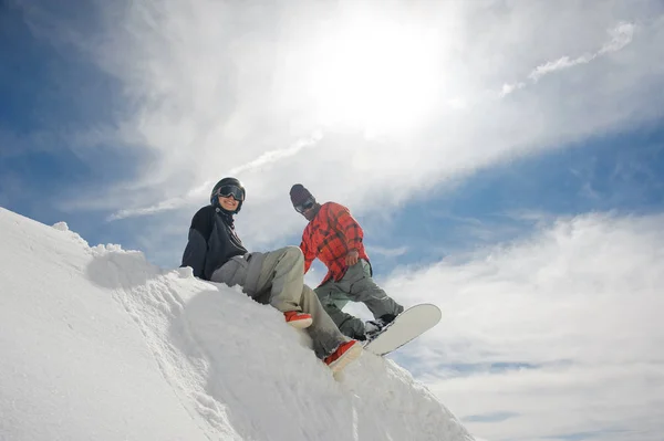 Girl Ski Goggles Sits Snow Hillside Smiles Guy Orange Checkered — Stock Photo, Image