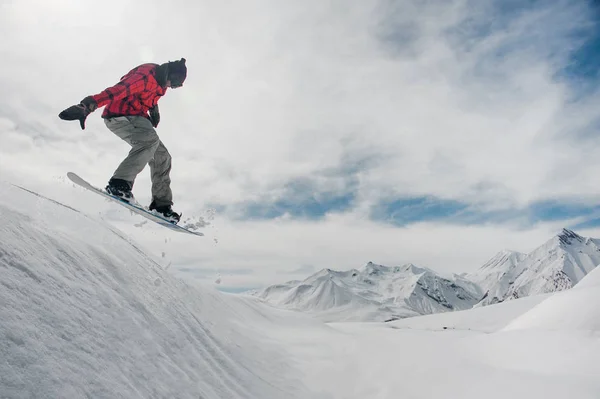 Homem Equipamento Esqui Quente Está Pulando Snowboard Uma Montanha Nevada — Fotografia de Stock