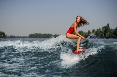 Bükme diz kırmızı wakeboard sürme kırmızı mayo çekici sarışın kız