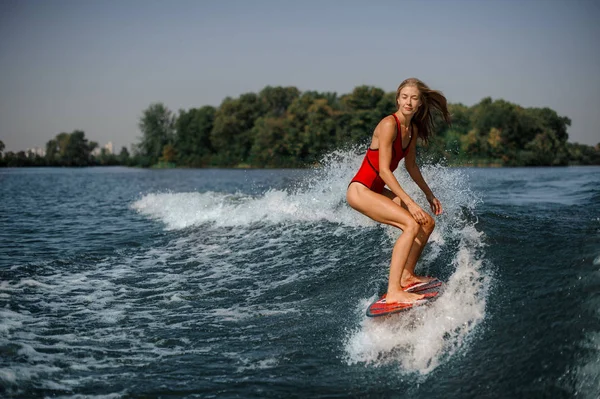 Schönes Blondes Mädchen Roten Badeanzug Auf Dem Roten Wakeboard Auf — Stockfoto