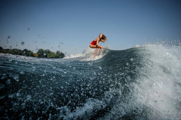 Hermosa Chica Rubia Traje Baño Rojo Cabalgando Wakeboard Rojo Las —  Fotos de Stock