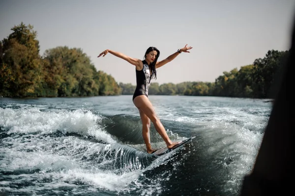 Güzel Esmer Kız Wakeboard Devam Elleri Bir Göl Arka Plan — Stok fotoğraf