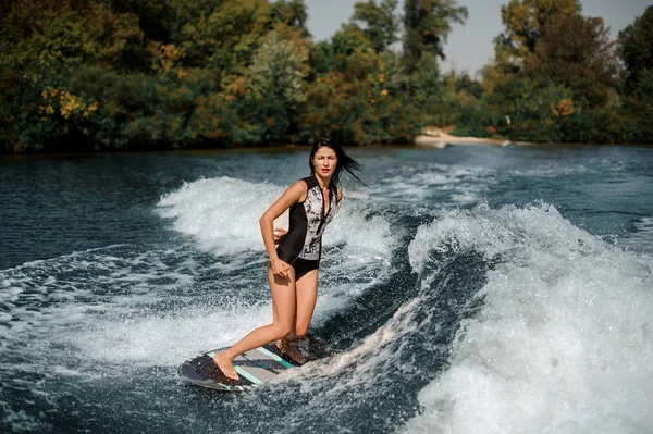 Szexi Barna Lány Lovaglás Wakeboard Háttérben Egy Tóparti Fekete Fehér — Stock Fotó