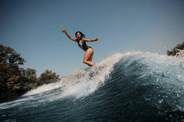 Sexy Chica Morena Traje Baño Blanco Negro Saltando Wakeboard Fondo —  Fotos de Stock