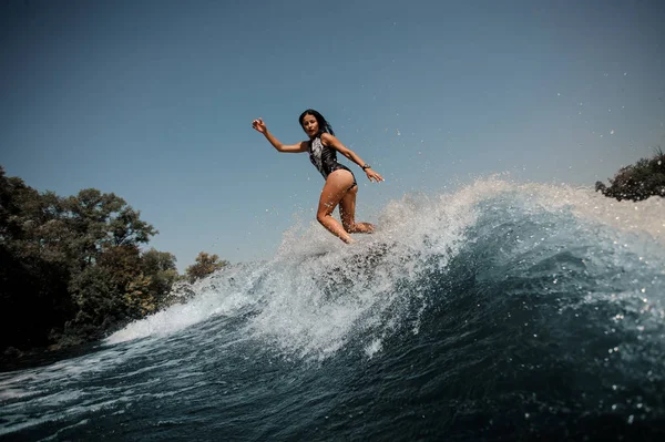 Fekete Fehér Fürdőruha Wakeboard Háttérben Egy Tóparti Jumping Lány — Stock Fotó