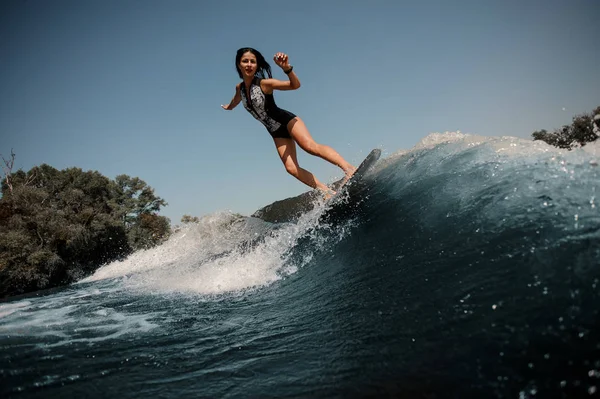 Chica Traje Baño Blanco Negro Montar Wakeboard Fondo Una Orilla —  Fotos de Stock