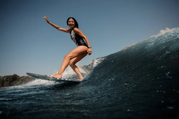 Chica Sonriente Traje Baño Blanco Negro Cabalgando Wakeboard Fondo Una —  Fotos de Stock