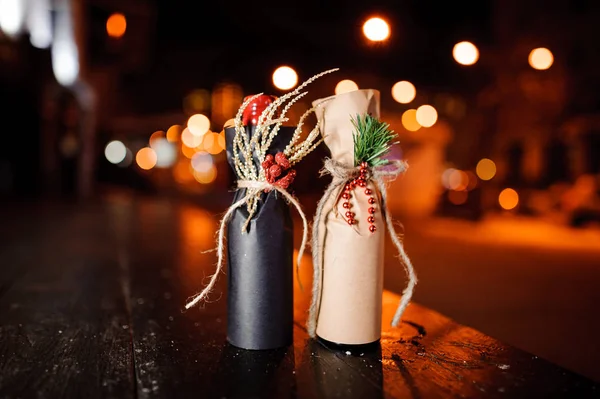 Dos Botellas Regalo Decoradas Navidad Pie Banco Madera Fondo Calle — Foto de Stock