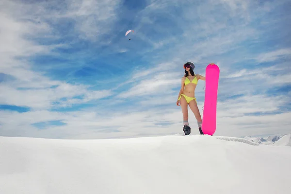 Jeune Fille Sexy Dans Maillot Bain Jaune Vif Avec Snowboard — Photo