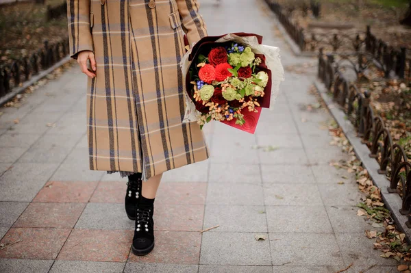 Wanita Bermantel Kotak Kotak Berjalan Dengan Karangan Bunga Gang Pada — Stok Foto