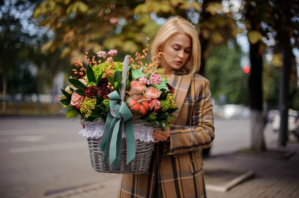 Młoda Blond Kobieta Trzymając Wielki Wiklinowy Kosz Jesienne Kwiaty Tle — Zdjęcie stockowe