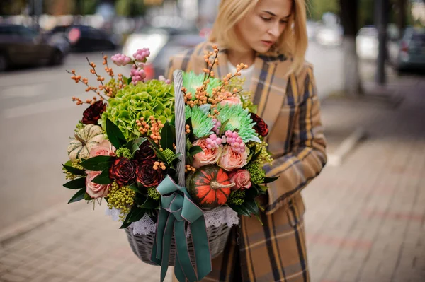 Mulher Loira Segurando Uma Linda Cesta Vime Flores Outono Contra — Fotografia de Stock