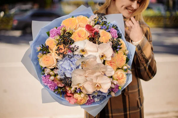 Усміхнена Блондинка Плетеному Пальто Тримає Прекрасний Великий Букет Квітів Осінній — стокове фото