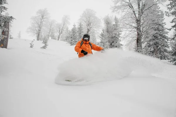 Snowboarder Orangefarbener Sportbekleidung Fahren Bewölkten Tagen Den Powder Berg Hinunter — Stockfoto