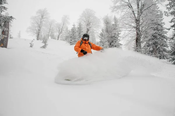 Mužské Snowboardista Oblečený Oranžové Sportovní Jízda Horské Kopce Prášek Zamračený — Stock fotografie