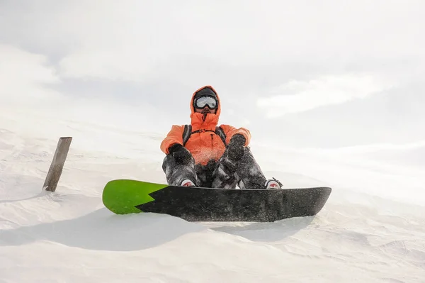 Mannelijke Snowboarder Gekleed Oranje Sportkleding Rijden Naar Beneden Heuvel Van — Stockfoto