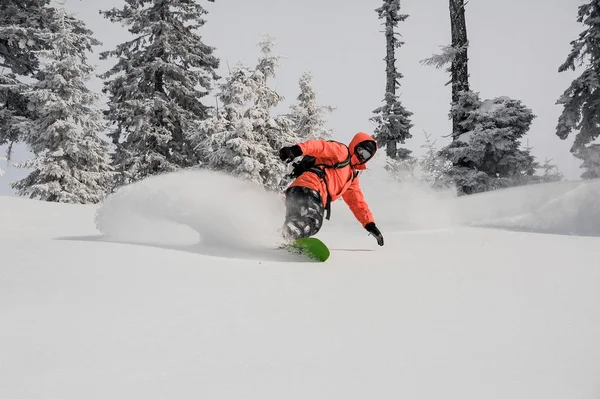 Snowboarder Vestido Con Ropa Deportiva Naranja Cabalgando Por Colina Montaña —  Fotos de Stock