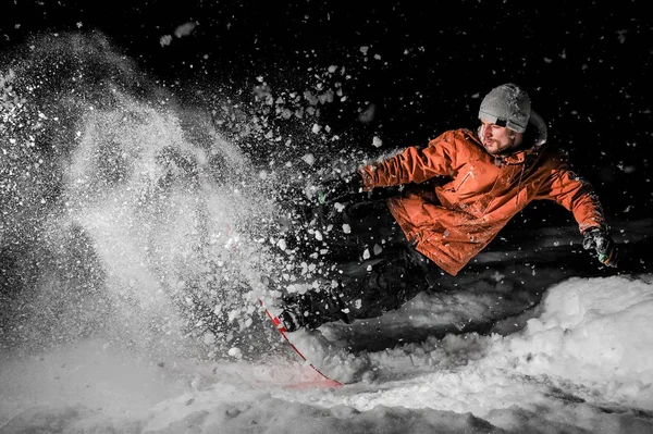 Junger Snowboarder Orangefarbener Sportbekleidung Und Springt Nachts Auf Dem Brett — Stockfoto