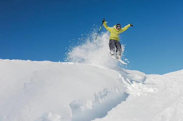 Aktiver Skifahrer Leuchtend Gelber Sportbekleidung Beim Bergabfahren Georgien Gudauri Bei — Stockfoto