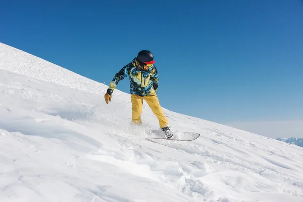 Jovem Snowboarder Roupas Esportivas Elegantes Descendo Encosta Montanha Geórgia Dia — Fotografia de Stock