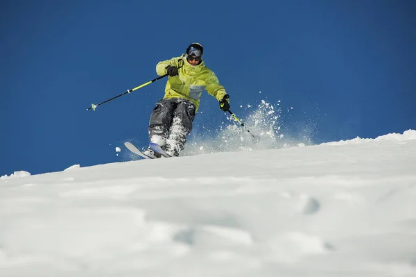 Esquiador Masculino Vestido Sportswear Amarelo Brilhante Cavalgando Pela Encosta Montanha — Fotografia de Stock