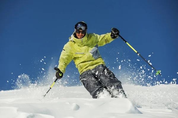 Felice Sciatore Vestito Giallo Brillante Abbigliamento Sportivo Cavalcando Lungo Pendio — Foto Stock