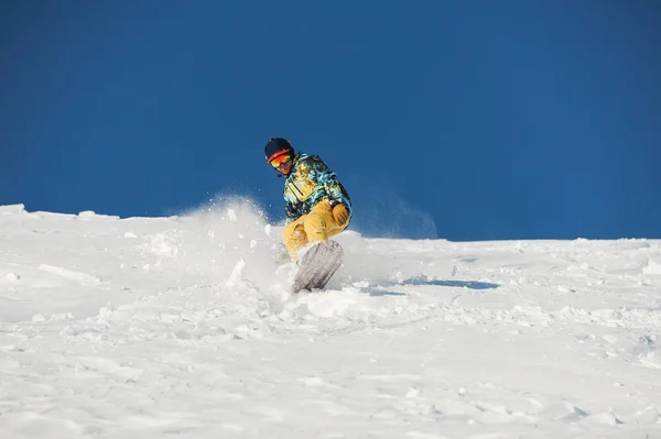 Snowboarder Gekleed Stijlvolle Sportkleding Rijden Naar Beneden Van Berghelling Lichte — Stockfoto