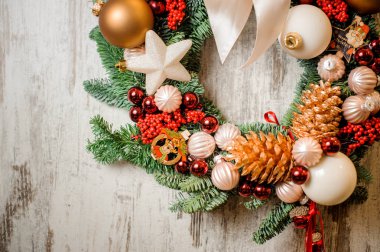 İnanılmaz güzel Noel çelenk altın darbe ve ağacı oyuncaklar ile dekore edilmiş