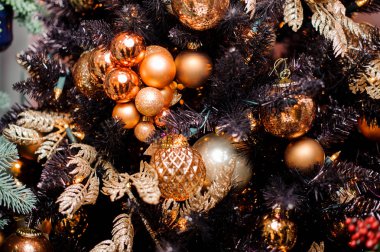 Arka plan christmas ağacının altın oyuncaklar ile dekore edilmiştir.