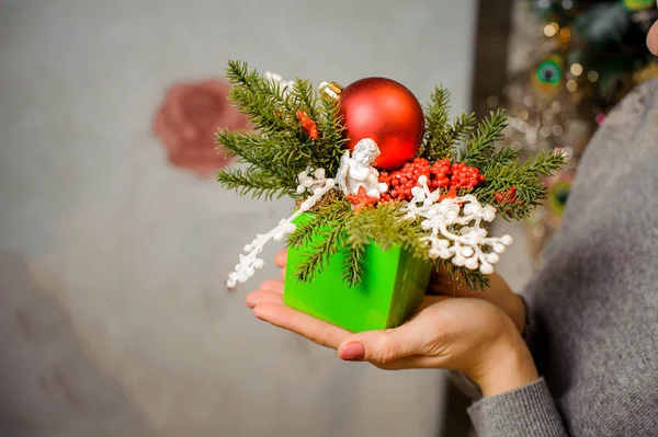 Girl gazdaság karácsonyi zöld díszített díszdobozban — Stock Fotó